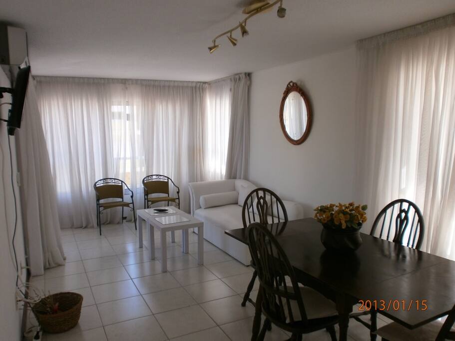 This living room has a great view and a lot of light! You can access to the balcony from the bedroom and even from this room! The living room has air conditioner too.