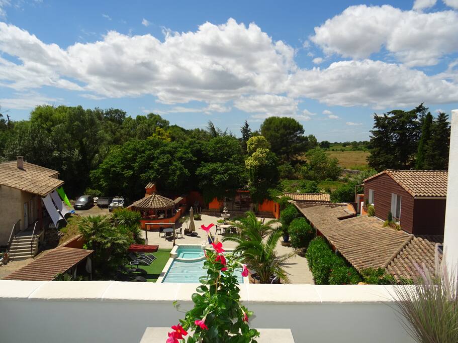 vue plongeante sur la piscine