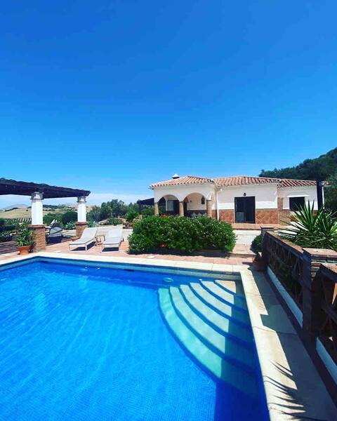 Malaga-PrivateVilla-Pool-WinterSunshine-Disconnect