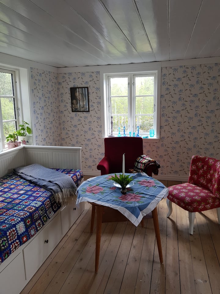 Na prízemí je obývacia izba s posteľnou bielizňou. Izba patrí k najstaršej časti domu a má niekoľko zachovaných detailov, ako je pôvodná strecha a poschodie s patinou. 