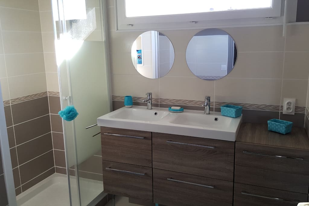 Salle de bain privative avec grande douche