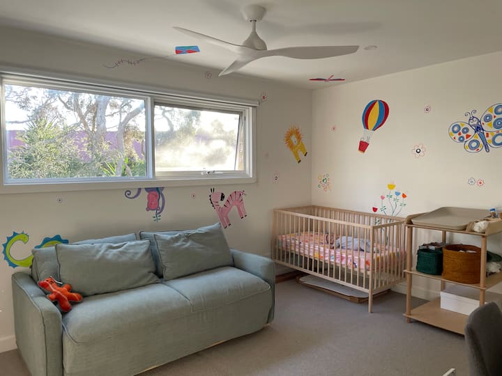 Gran tercer dormitorio con escritorio, batas incorporadas, encantadora luz de la tarde, cuna, mesa de cambio, excelente cama plegable tamaño queen (Koala) y televisión montada en la pared.