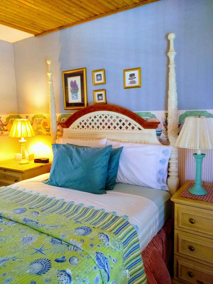 Primera habitación exterior en la terraza del segundo piso.  Cama queen: se puede agregar una cama plegable.  La puerta de la habitación se abre a una terraza exterior (mirando al oeste y al área de la piscina). Cerca de una puerta de entrada al segundo piso conduce a tres habitaciones interiores y escaleras que bajan a la puerta principal.