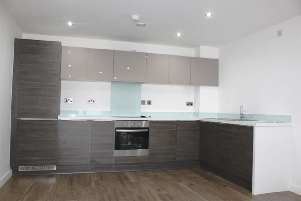 Large, modern and fully equipped kitchen