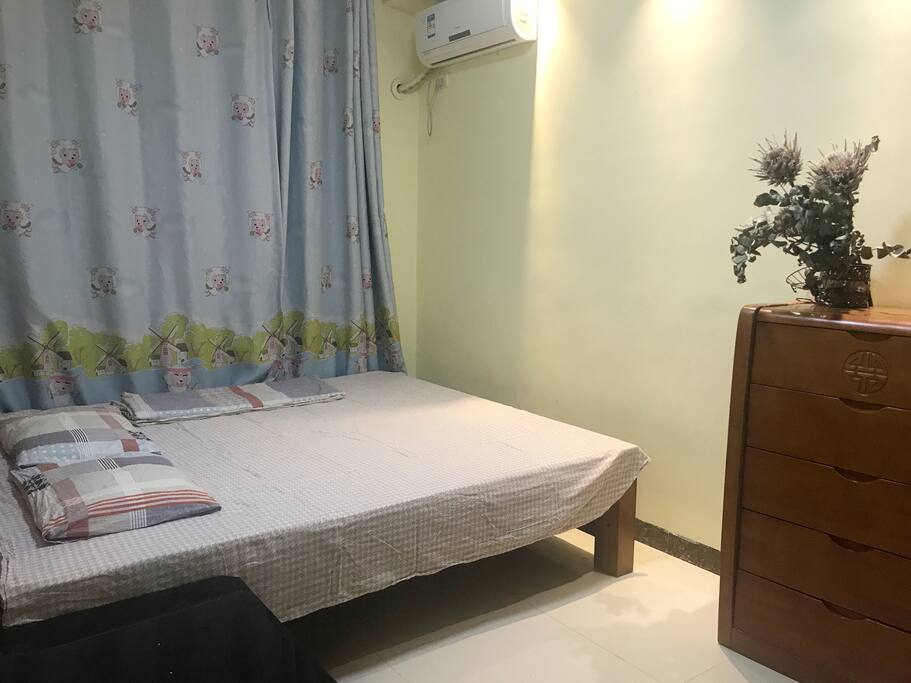 Clean bed sheets , quilt and pillows will be prepared before your arrival . 入住前会准备好干净舒适的床上用品。