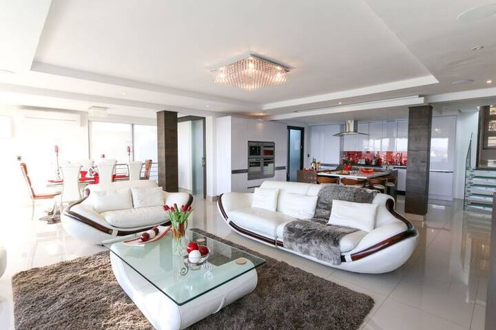 Ultraluxe Penthouse (Sea View) – Solar Powered gallery image 3