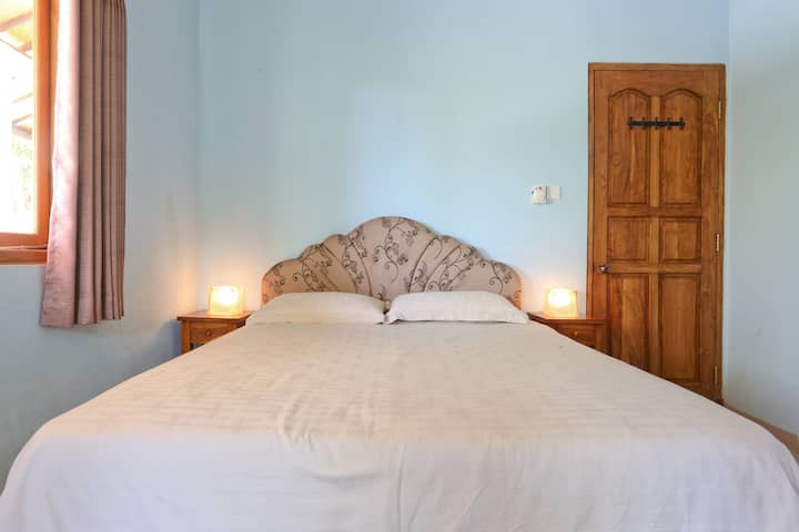 تقع غرفة النوم الثانية في الطابق الأرضي مع حمام داخلي