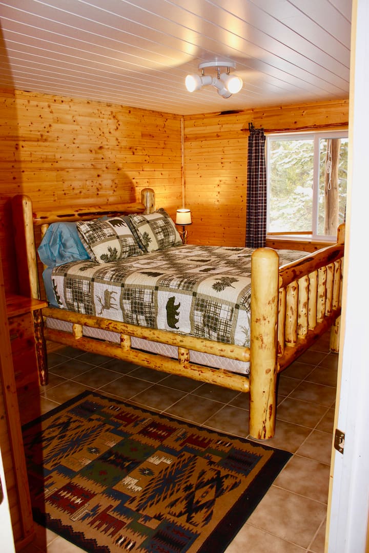 El dormitorio 3 está abajo con una cama de tronco tamaño queen.