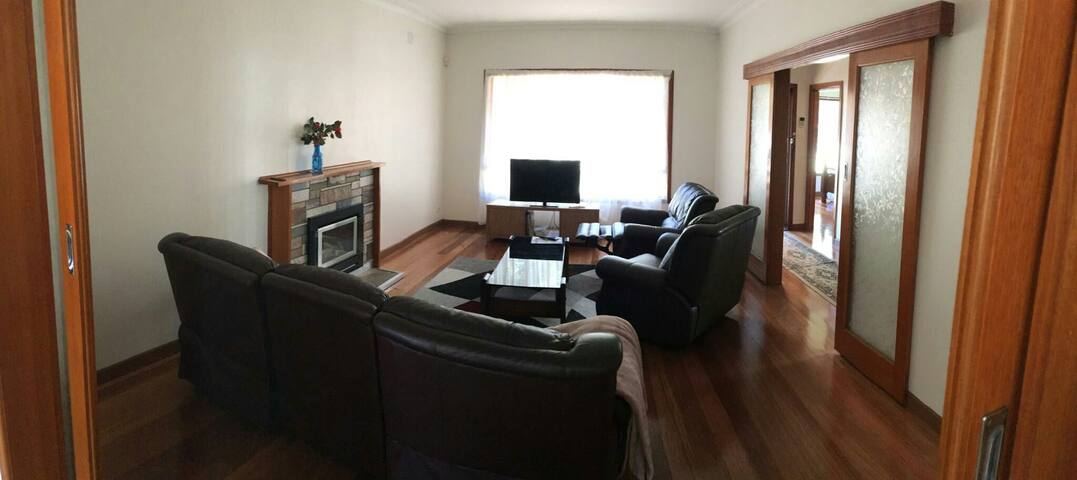 4B4B| Whole Spacious house | Free wifi | Essendon gallery image 2