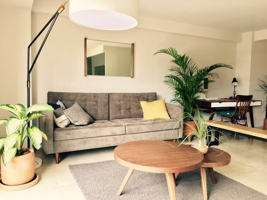 Sillón y escritorio en la sala