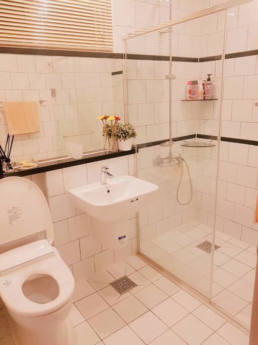 1층 욕실입니다. 일회용 칫솔이 마련되어 있어요.
1st floor bathroom. free use of disposable toothbrush provided