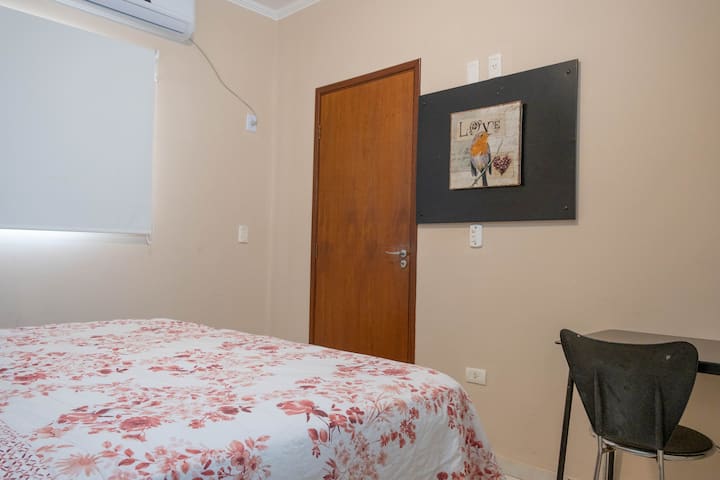 Suite con aire acondicionado y una mesa de café.