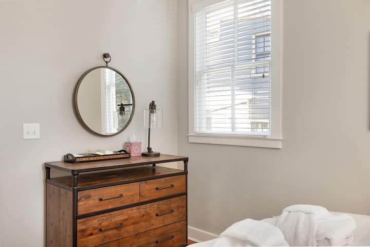 Ingia na ukae kwa muda! Samani zetu za kisasa zinakuwezesha kufungua na kuhifadhi vitu vyako kwa urahisi na mtindo. 