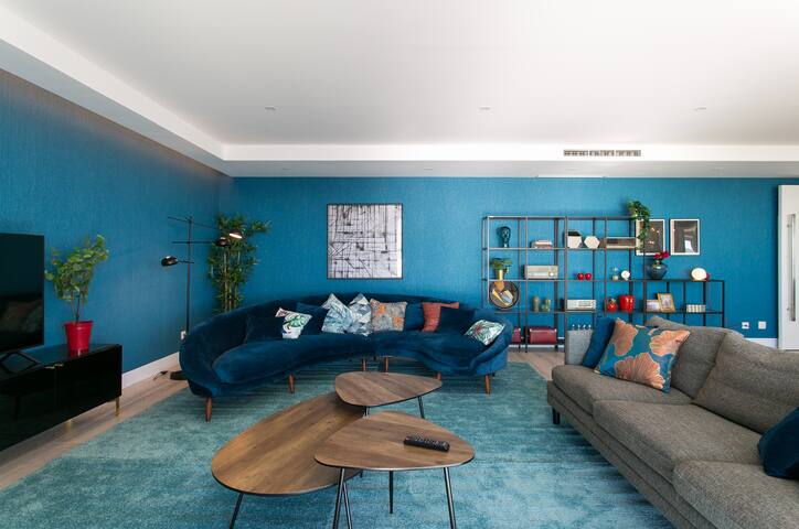 Luxury 4 bedr Flat w/ PANORAMIC Views & Pool!! gallery image 4