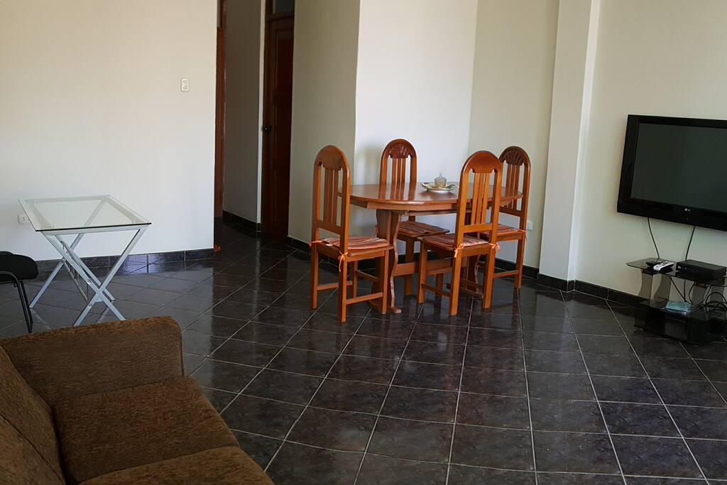 comedor y televisor de 40 pulgadas con servicio de cable DirecTV.