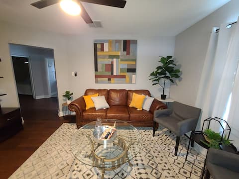 Top Airbnb: Ybor City Compound | 5BR · Hot Tub · Sleeps 12 in Jackson Heights