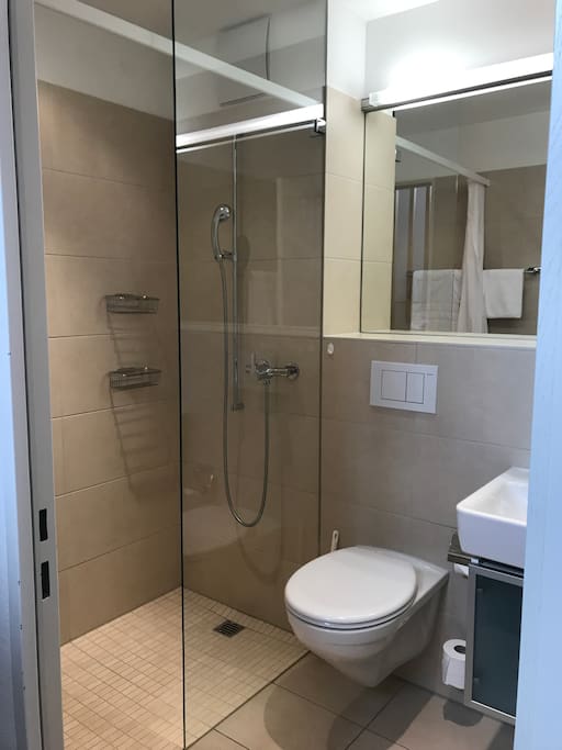 Badezimmer mit Dusche