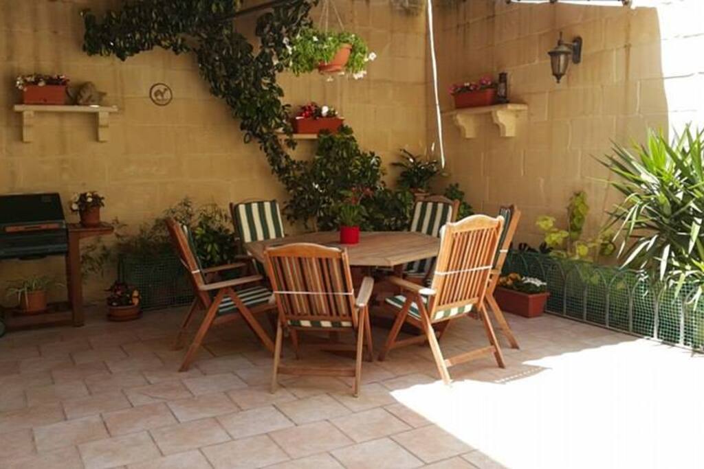 Beautifully kept back garden/bbq area