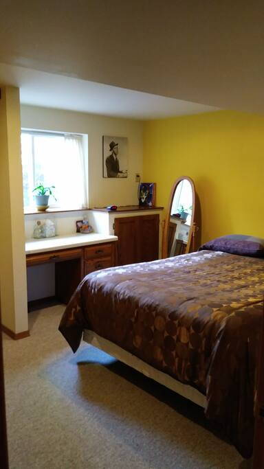 queen bedroom lower level