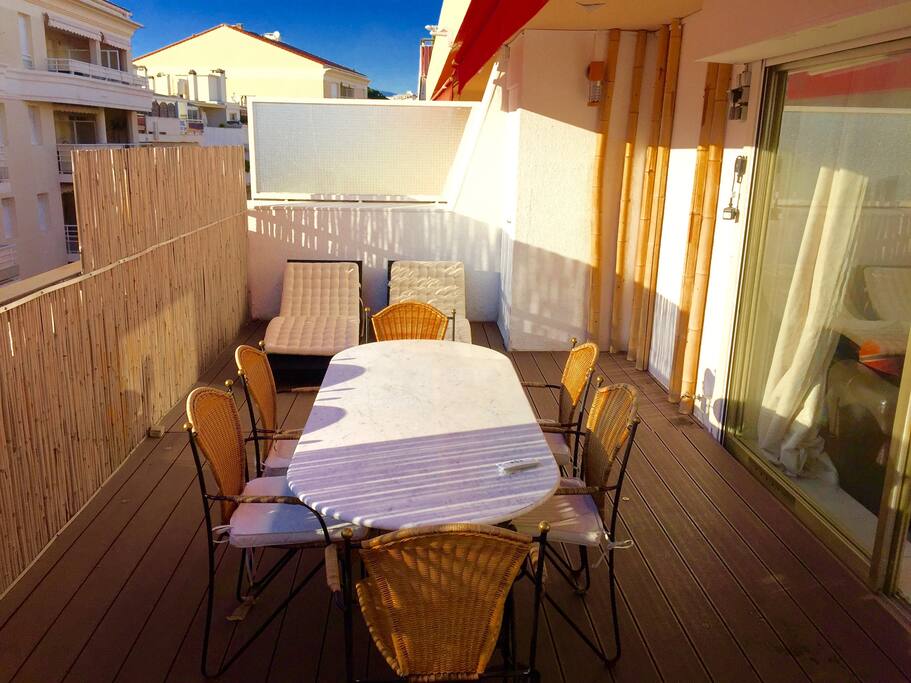 Grande terrasse avec coin salon et transat.