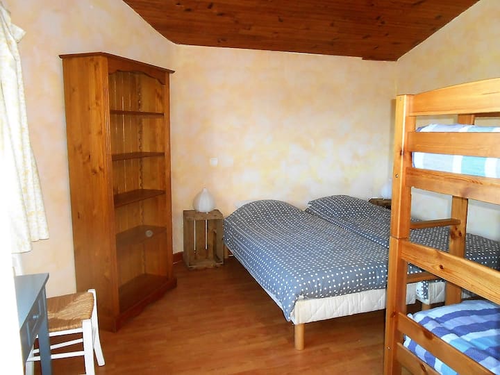 غرفة نوم بسريرين فرديين وسرير بطابقين