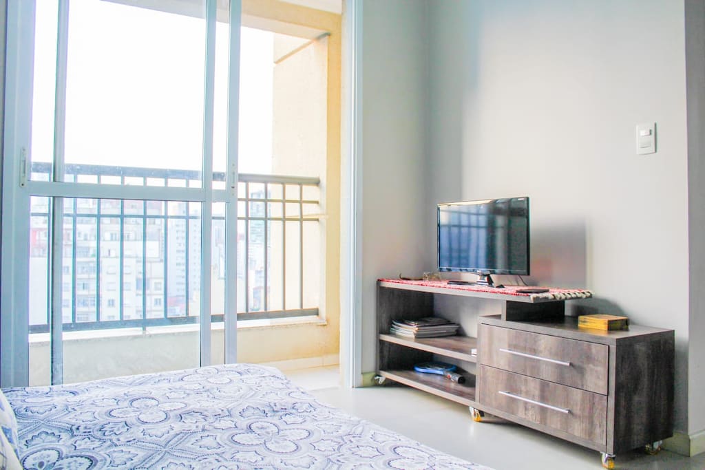 Sala de estar: smart TV e varanda
