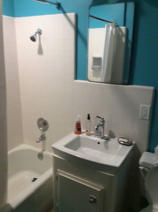 Full, private, en suite bathroom