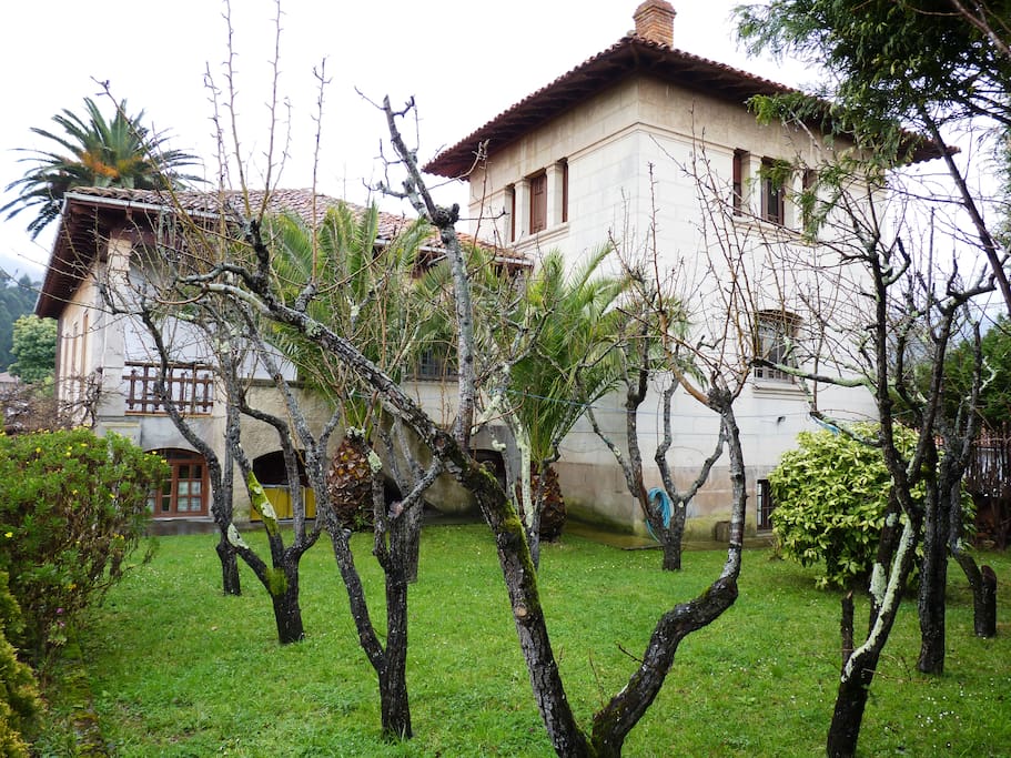 Casona y torre con jardín en invierno / Casona, tower and garden in winter