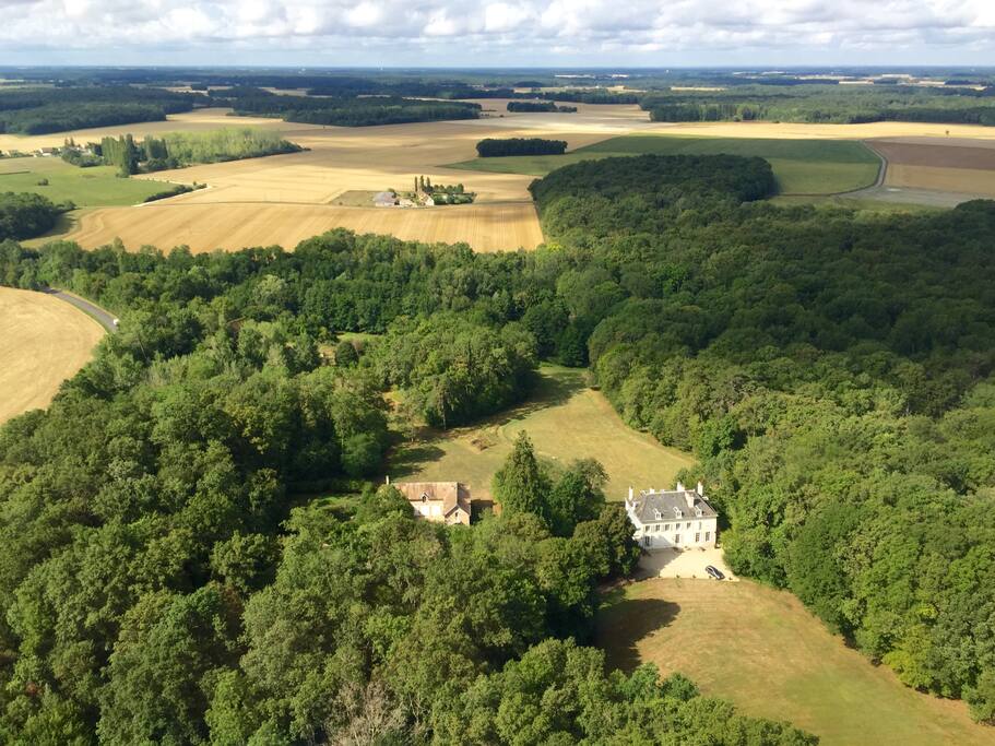 Vue aérienne de la propriété.