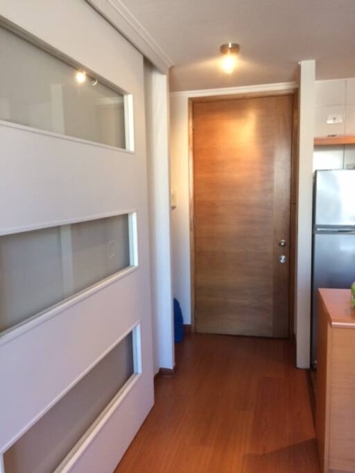 Pasillo, puerta con cerradura de seguridad