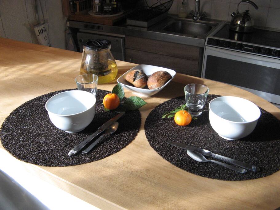 prendre son petit déjeuner sur le bar