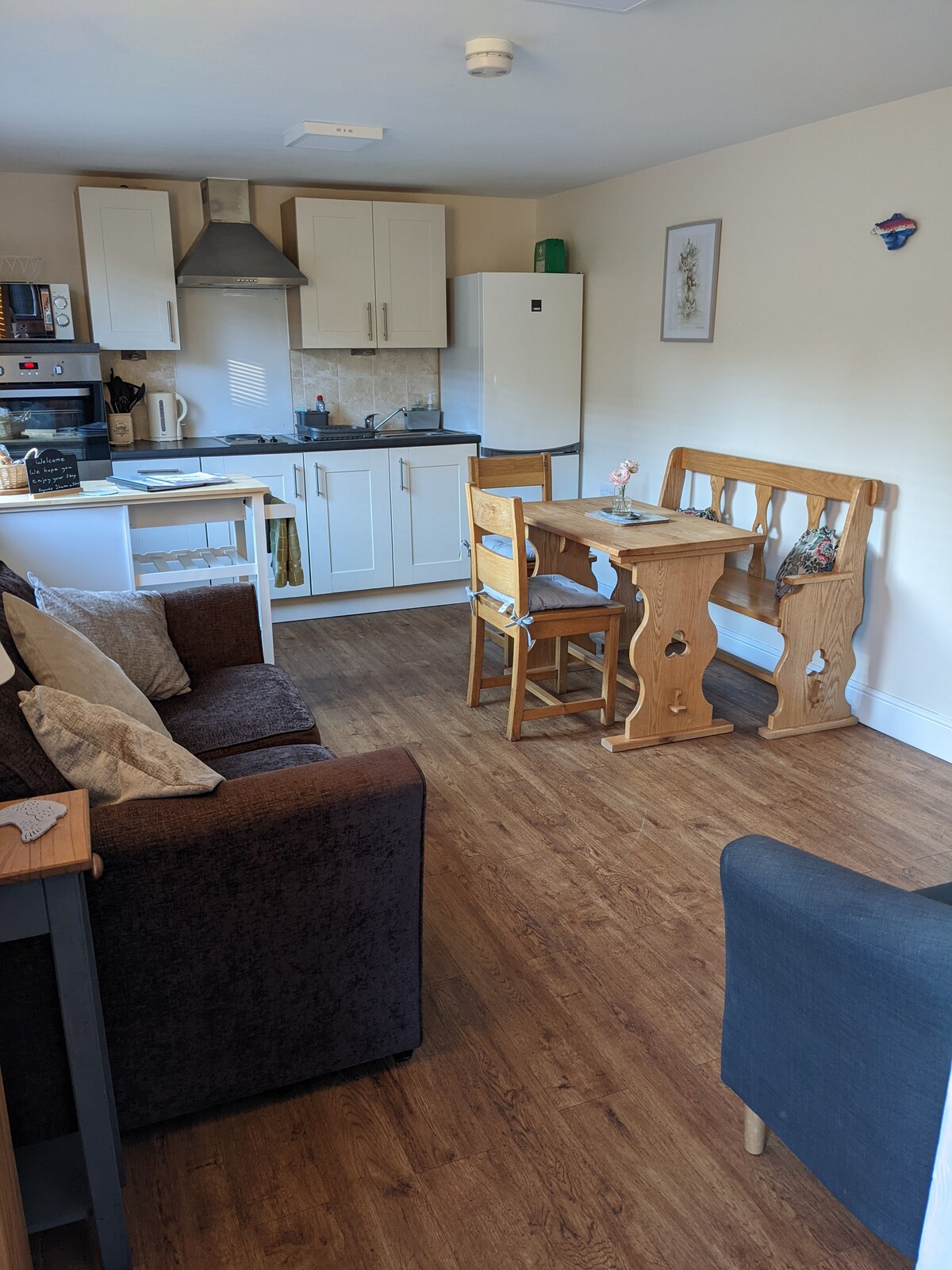 לפתוח מטבח /כיסאות אוכל מתוכננים בתנור שולחן,מיקרוגל,מקרר, ספה נפתחת זוגית , כיסא אמבטיה, טלוויזיה.
חימום תת רצפתי.
אש חשמלית עם מבער עצים.