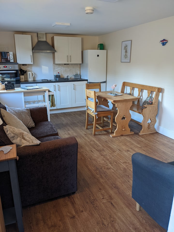 Отворете планираната кухня /столове за хранене, фурна за маса,микровълнова печка,хладилник с фризер, двоен разтегателен диван, стол за вана, телевизор.
Подово отопление през цялото време .
Електрическа горелка за дърва .