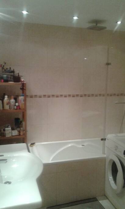 Salle de bain récente avec douche multi jets ou baignoire au choix