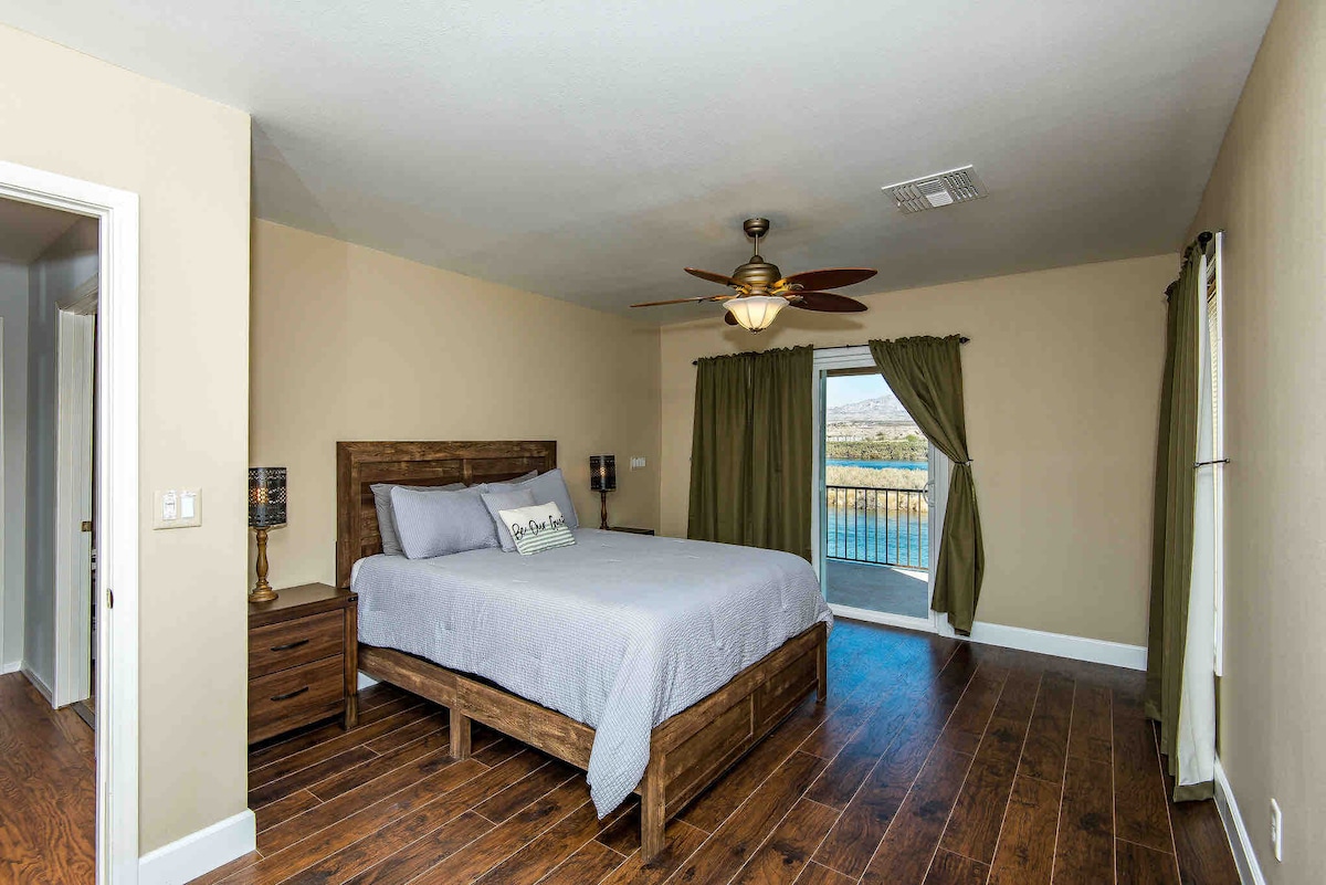 ¡Dormitorio queen en la planta superior con control deslizante a la terraza del tercer nivel y vistas increíbles del río! 