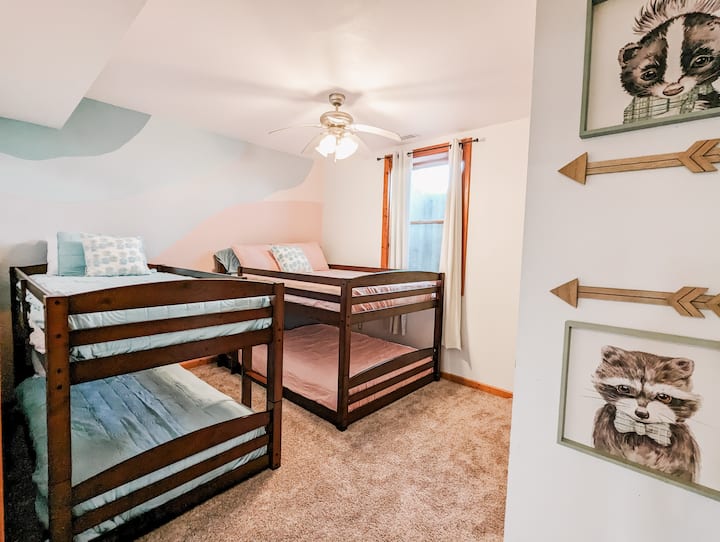 2 full sized beds (Bunk Bed) and 2 Twin sized beds (Bunk Bed)