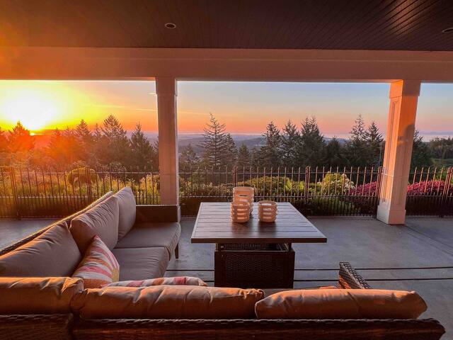 Oriole & Fawn Suite: Unwind with Views & Theatre gallery image 2