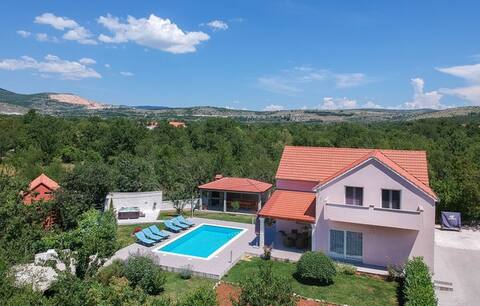 VILLA RADOŠEVIĆ by SPLIT-heated pool,jacuzzi,sauna
