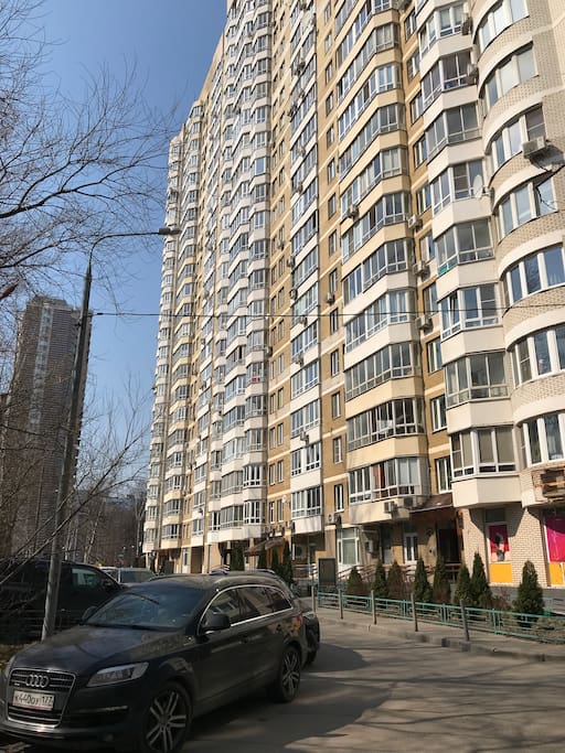 A modern 23 storey house in a quiet area. There are many parks and the Yauza River nearby.