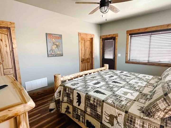 Мајстор на долниот кат со брачен кревет (широк 180-220 см), паметен телевизор, бања и приватен страничен влез.  