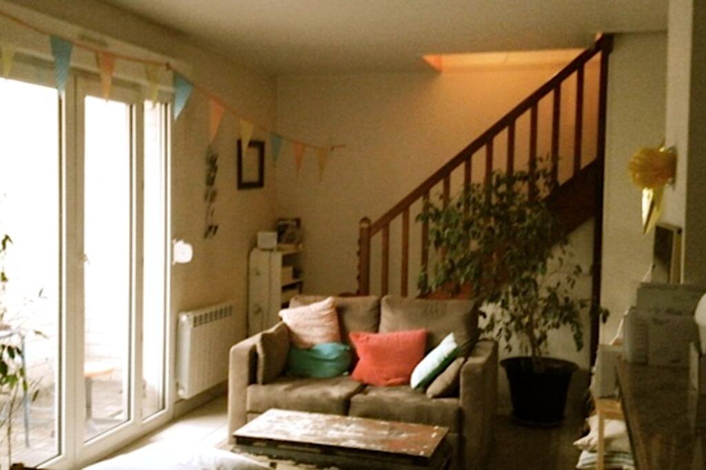Salon avec balcon à gauche