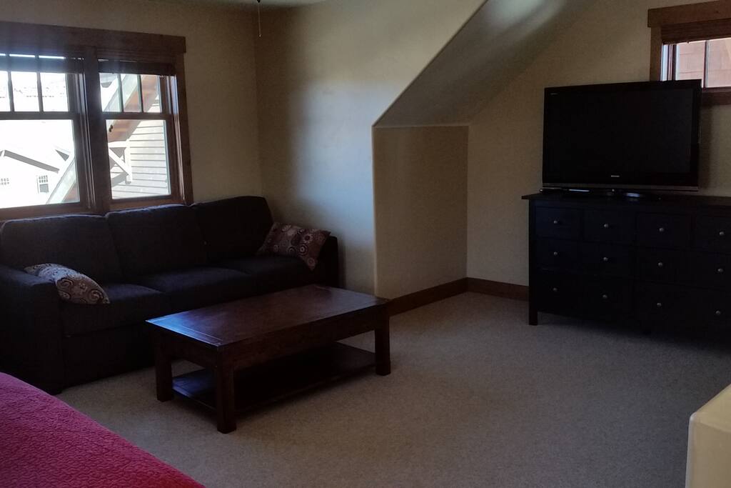 Guest suite with king bed and queen bed private bath, HD TV with HBO