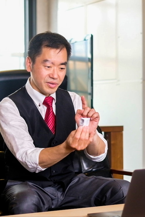 Show full-screen, host-provided image