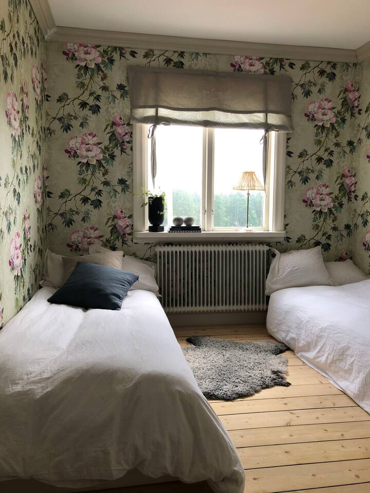 Det lilla sovrummet på övervåningen med två enkelsängar. 