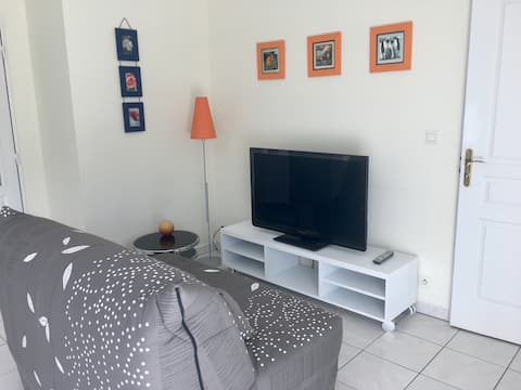Airbnb performant: Pleasant 2-room, balcony and garage near city center à Villejean Beauregard