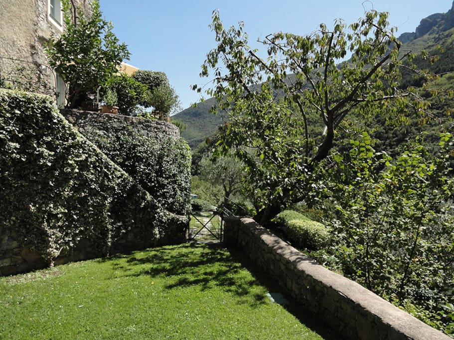 the garden is well exposed even in winter and enjoys an open view. A very few steps away from the pool.