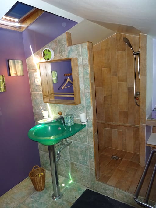La salle de bain privative (hauteur 1m80)