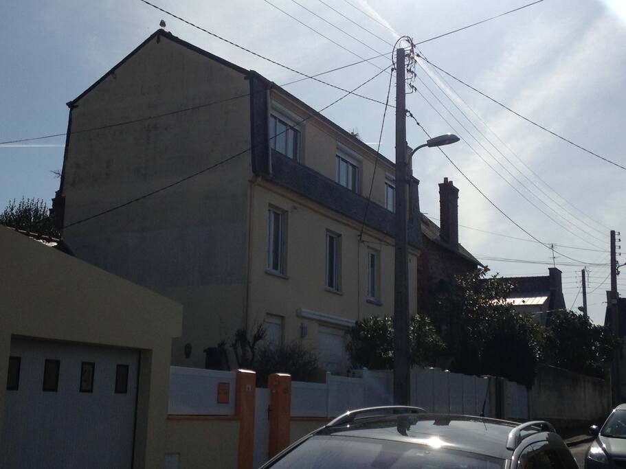 la maison où si situe l’appartement. Dernier étage