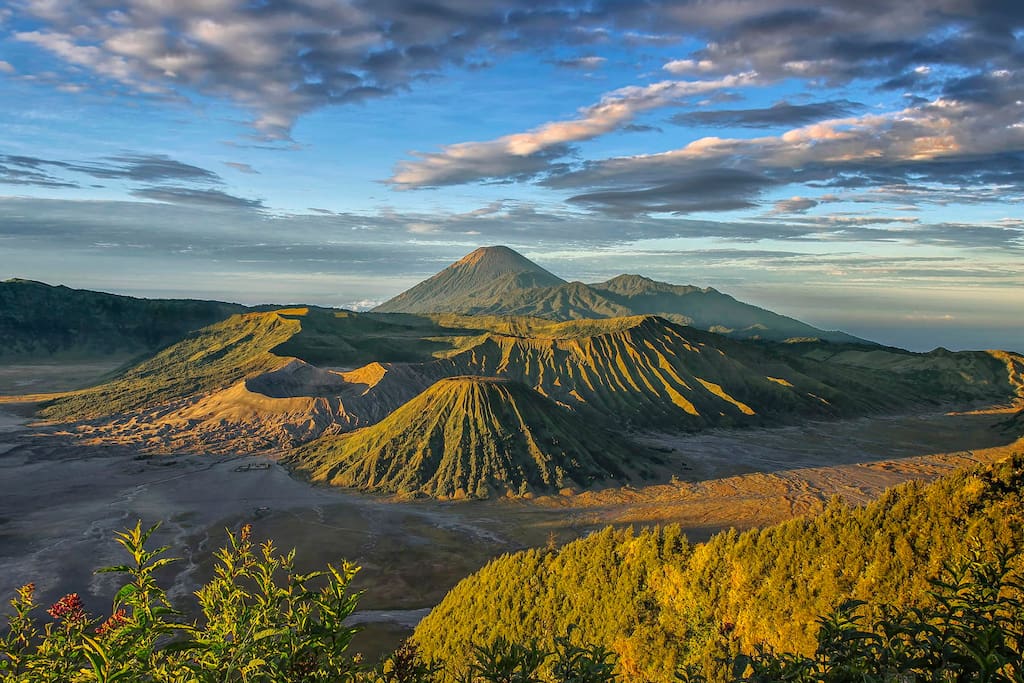 Bromo, the ultimate attraction in East Java, most of people start from Malang city to reach Bromo. It took around 2 hours drive from my Condo during the night.