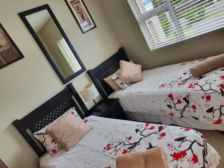 חדר שינה עם מיטות יחיד